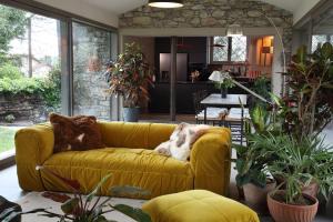 Cascina ristrutturata tra due laghi