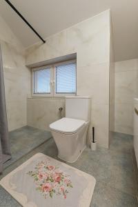 KindStay Suite w Free Parking near Prague Airport