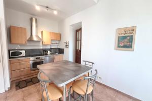 Bright T3 in the heart of Ajaccio with port view