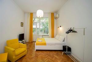 Chic 1BR Apt with Balcony - By Wehost