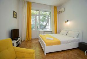 Chic 1BR Apt with Balcony - By Wehost