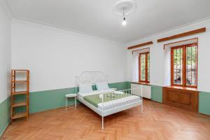 Cozy 2BR Apt in Sololaki Tbilisi - By Wehost