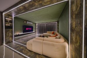 شقة بغرفة سينما وصالة وغرفتين نوم بالمروج