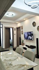 Spacious 1BR Valley Heights Apartment with extra bed in Kilimani Lavington 1 min walk to Quickmart 5 min to Valley Arcade 10 min to Yaya Centre 5 min to Ngong Road Full kitchen fast WiFi smart TV free parking Proper security and self checkin