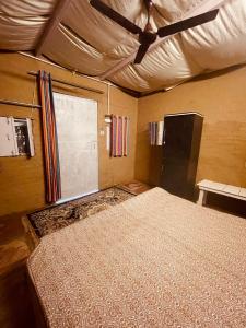 Kala Kutir Mud Stay near Taj Mahal King sized bed