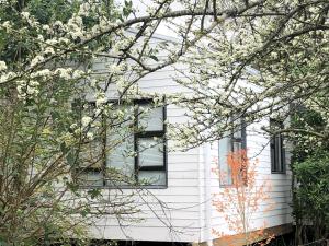 Hillside Homestead - Rustic Farm Style Stay!