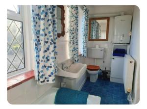 Double Ensuite with Bath, Sofa, Desk, Wardrobe