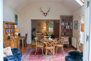 Spacious cottage - walk to Crieff