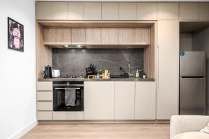 Modern CBD 2BR Free Gym & Pool Walk Everywhere