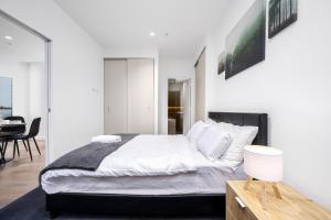 Modern CBD 2BR Free Gym & Pool Walk Everywhere