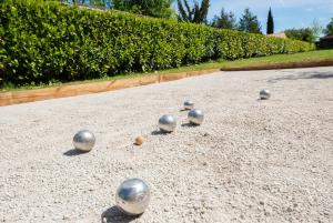 House for 13 people, heated pool, bocce court