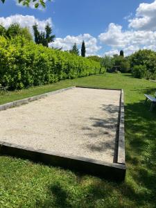 House for 13 people, heated pool, bocce court