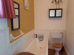 Cosy Bath-tub Ensuite