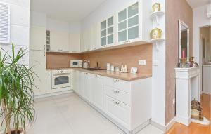 2 Bedroom Awesome Apartment In Makarska