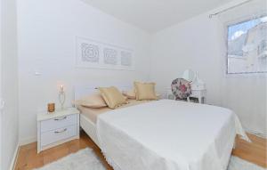 2 Bedroom Awesome Apartment In Makarska