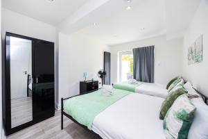 Three Bedroom Apartment By Dashh Properties Short Lets & Serviced Accommodation In Shepherds Bush Sleeps 9 With Free Wifi