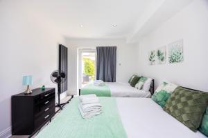 Three Bedroom Apartment By Dashh Properties Short Lets & Serviced Accommodation In Shepherds Bush Sleeps 9 With Free Wifi