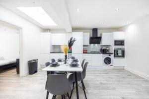 Three Bedroom Apartment By Dashh Properties Short Lets & Serviced Accommodation In Shepherds Bush Sleeps 9 With Free Wifi