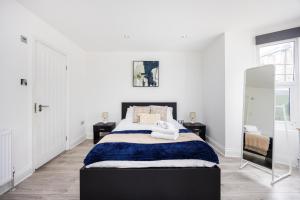 Three Bedroom Apartment By Dashh Properties Short Lets & Serviced Accommodation In Shepherds Bush Sleeps 9 With Free Wifi