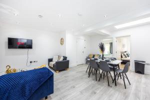 Three Bedroom Apartment By Dashh Properties Short Lets & Serviced Accommodation In Shepherds Bush Sleeps 9 With Free Wifi