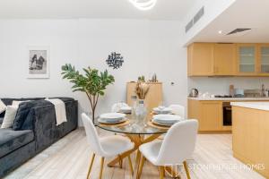 Cozy 1BR in Belgravia , JVC, Pool View, 20 Min from Downtown Dubai