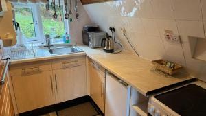 1 Bedroom Cabin with Mountain & Loch Views - Quiet Location between Glencoe & Ben Nevis