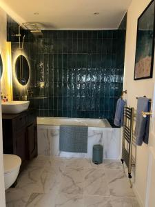 Modern Classic 2 bed apartment by Graves Park