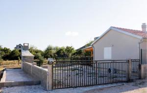 Awesome Home In Lisane Ostrovicke With Wifi