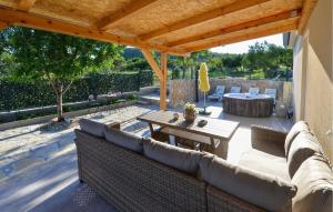 Awesome Home In Lisane Ostrovicke With Wifi