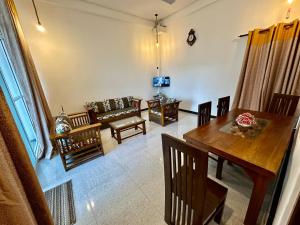 The Hans Villa Midigama - 20m to the Beach