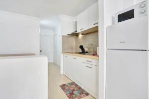 Top Floor Studio, Pools, Fast Internet, Parking