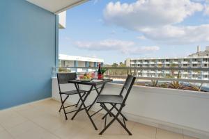 Top Floor Studio, Pools, Fast Internet, Parking