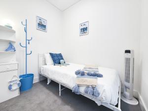 Timeless Black n White Charm 2BR w Kids room
