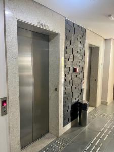 Flat aconchegante - Perto de Tudo - Vista Livre - Estacionamento privativo e Portaria 24h - Wi-Fi 600mbps