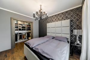 2 BR Designer Apartment in Old Town