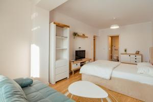 Calm and Spacious Studio with Soft Tones by Blvd 25B4 - Pipera