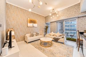 Twisting Tower Stay a Chic 2BR in Cayan Tower