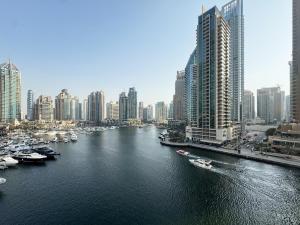 Twisting Tower Stay a Chic 2BR in Cayan Tower