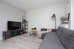 Warsaw Cozy Apartment with Parking and Garden by Noclegi Renters