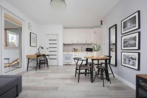 Warsaw Cozy Apartment with Parking and Garden by Noclegi Renters