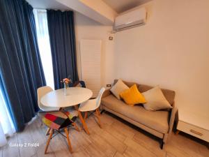 Alezzi Studio Beach Pool & Spa Heated Swimming Pool