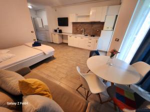 Alezzi Studio Beach Pool & Spa Heated Swimming Pool