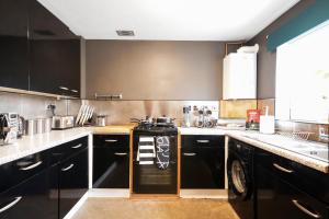 Modern 3-Bed Home in Central London - Garden