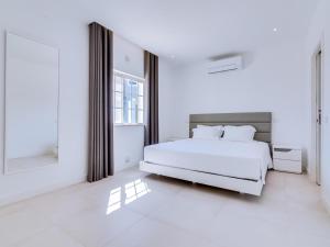 Casa Nuria com 4 quartos, piscina e churrasco em Vale do Lobo