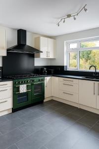 Elegant Hale Home 6 Mins to Airport with Driveway & Garden Sleeps 7