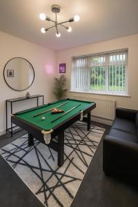 Luxury Hale Home, 6 mins from Airport with Driveway and Garden- Sleeps 7