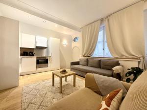 Celine 30 Bright haven between Champs Élysée and Trocadéro