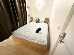 Celine 30 Bright haven between Champs Élysée and Trocadéro