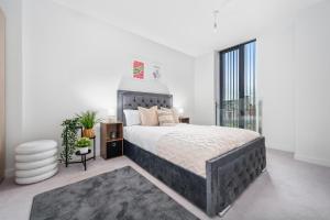 Modern City Family Retreat with Balcony Views, Sleeps 5 in Prime Spotamenities walking distance