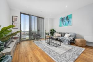 Modern City Family Retreat with Balcony Views, Sleeps 5 in Prime Spotamenities walking distance